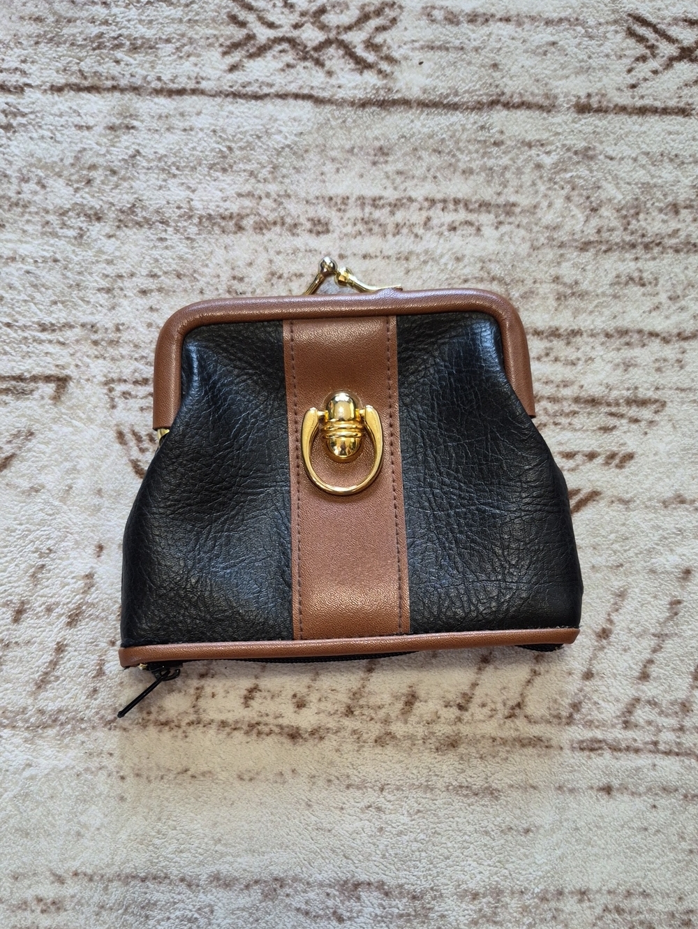Source Unknown Black and Brown Leatherette Kiss-Lock Coin Purse with Gold Ring